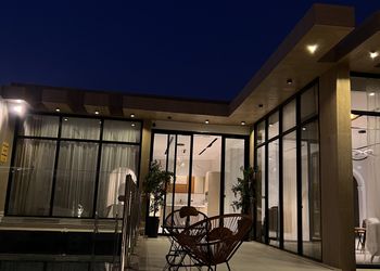 شاليه بجلسة تطل على مسبح خارجي 
