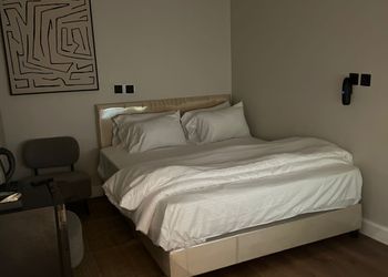 استديو بأثاث مريح وبسيط 