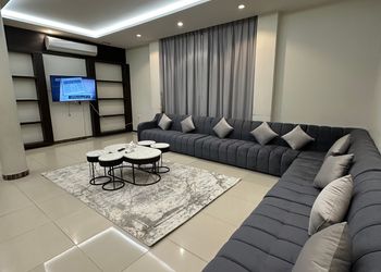 شاليه بمسطح اخضر و جلسة خارجية في الرمال