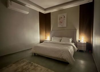 شقة بغرفة نوم وغرفة معيشة 