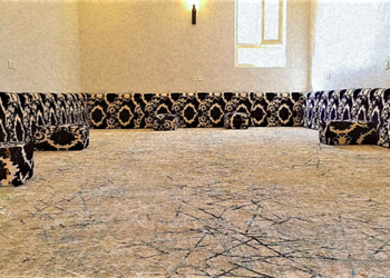 مزرعة بمسطحات خضراء وجلسة خارجية