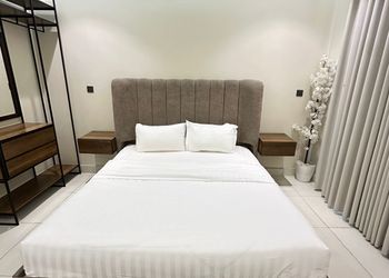 استديو بأثاث مريح وبسيط 