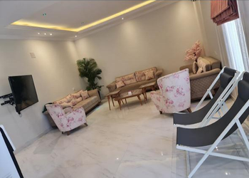 شاليه بمسطح اخضر والعاب اطفال 