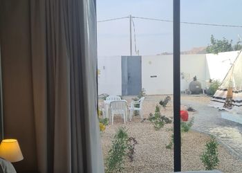 شاليه بمسطح اخضر و مسبح خارجي 
