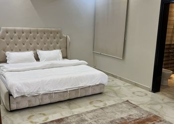 شاليه بمسطح اخضر وجلسة خارجية 