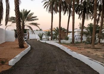 مزرعة بجلسة خارجية وألعاب أطفال 
