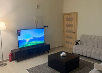 شقة بغرفتين نوم وصالة 