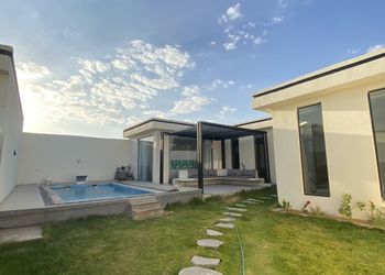 شاليه بتصميم انيق و مسبح خارجي