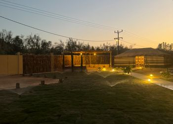 مزرعة محاطة بالجبال