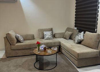 شقه بأثاث مريح وبسيط