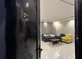 شقة بصالة مريحة ودخول ذاتي 