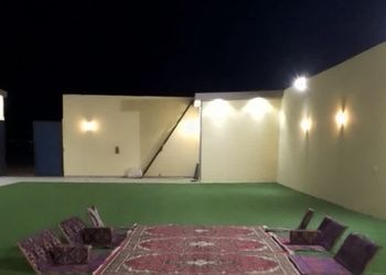 استراحة بمسطح أخضر ومجلس ومسبح 