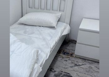 غرفة بسرير مفرد واثاث مريح 