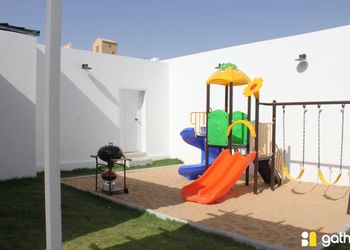 شاليه بصالة داخلية ومسطح اخضر