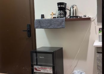 استديو بأثاث مريح وبسيط
