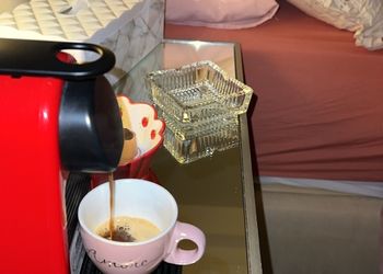 استديو بسرير مريح وتصميم هادئ 