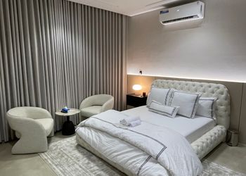 استديو بأثاث مريح وبسيط 