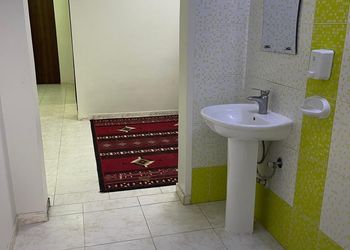 شقة بصالة وثلاث غرف نوم
