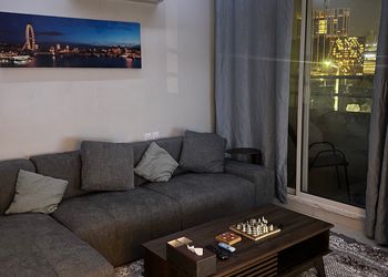 شقة ببلكونة مطلة ودخول ذاتي
