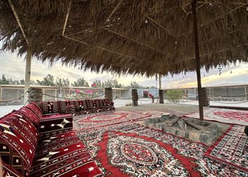 مزرعة بمسطحات خضراء وجلسة خارجية