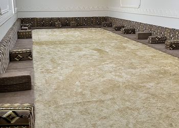 استراحة بألعاب أطفال وفناء خارجي