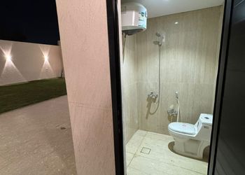 شاليه بمسطح اخضر ومسبح 