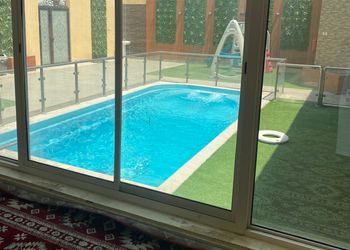 شاليه بمجلس مطل على المسبح