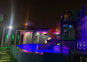 شاليه بمسبح العاب مائية 