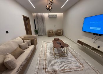 شقة بصالة مريحة وثلاث غرف نوم 