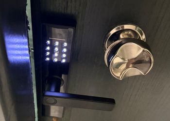 استديو بأثاث مريح وبسيط 