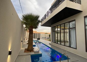 شاليه بمسطح اخضر ومسبح