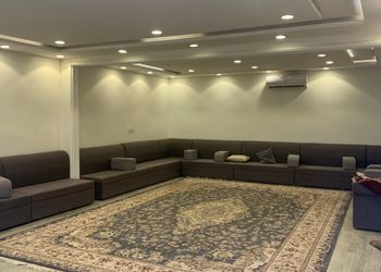 استراحة بمسبح داخلي ومسطح اخضر