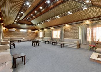 استراحة بملعب كرة طائرة وجلسة 
