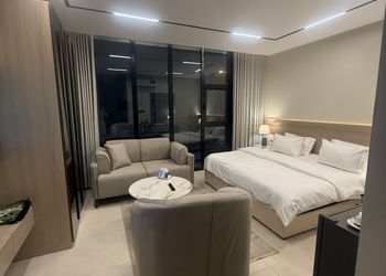 استديو بأثاث مريح وبسيط 