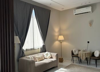 استديو بسرير ماستر وجلسة مريحة 