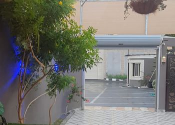 شاليه بجلسة خارجية ومسبح داخلي 