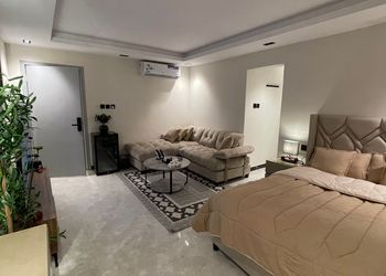 استديو بأثاث مريح وبسيط 