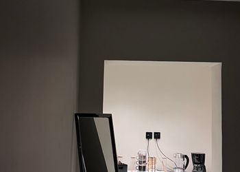 استديو بأثاث مريح وبسيط 