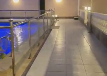 شاليه بجلسة تطل على مسبح خارجي 