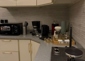 شقة بغرفة معيشة وغرفة نوم 