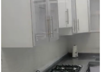 شاليه بجلسة خارجية على المسبح 