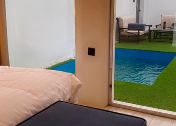 شاليه بمسطح اخضر وجلسة خارجية