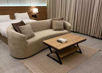 استديو مصمم بديكور عصري وبسيط