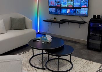 استديو بسرير ماستر وأثاث مريح 