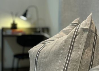 استديو بأثاث مريح وبسيط 