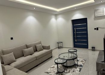شقة بغرفة جلوس وغرفة نوم 