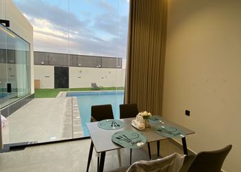 شاليه بمسطح اخضر ومسبح