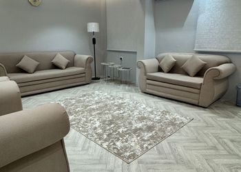 شقة بصالة مريحة وغرفتين نوم 