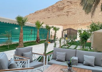 استراحة بمجالس وجلسة خارجية