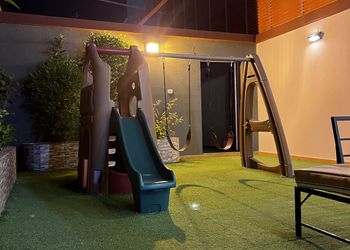 شاليه بمسطح اخضر ومسبح